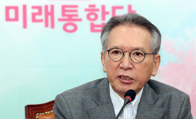 김형오 미래통합당 공천관리위원장이 13일 서울 여의도 국회에서 사퇴 기자회견을 하고 있다. 이석현 부위원장이 권한대행을 맡는다. 뉴스1