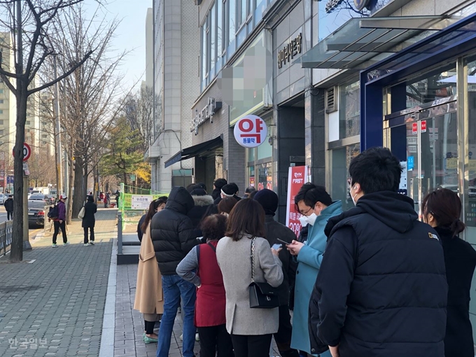 [저작권 한국일보]14일 오후 송파구의 한 약국에 공적 마스크를 구입하려는 시민들이 줄을 서 있다. 이승엽 기자