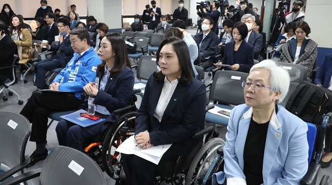 더불어민주당 비례대표 후보들이 14일 오전 서울 여의도 당사에서 열린 중앙위원회에서 정견 발표를 앞두고 있다. 연합뉴스