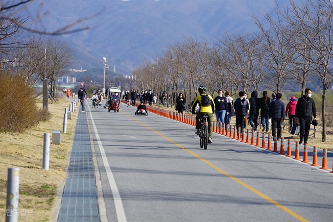 대구시민들이 14일 오후 대구 달성군 다사읍 강정보에서 산책, 자전거, 전동휠 등을 타며 시간을 보내고 있다.