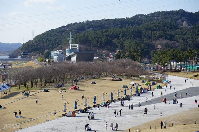 시민들이 14일 오후 대구 달성군 다사읍 강정보에 텐트를 치고 휴식을 취하거나 산책을 하며 시간을 보내고 있다.