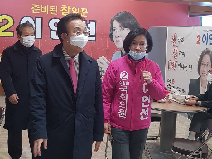 김관용 전 경북도지사(사진 중앙)가 14일 통합당 대구수성을 이인선 예비후보 선거사무실을 방문했다. 이인선 예비후보 측 제공