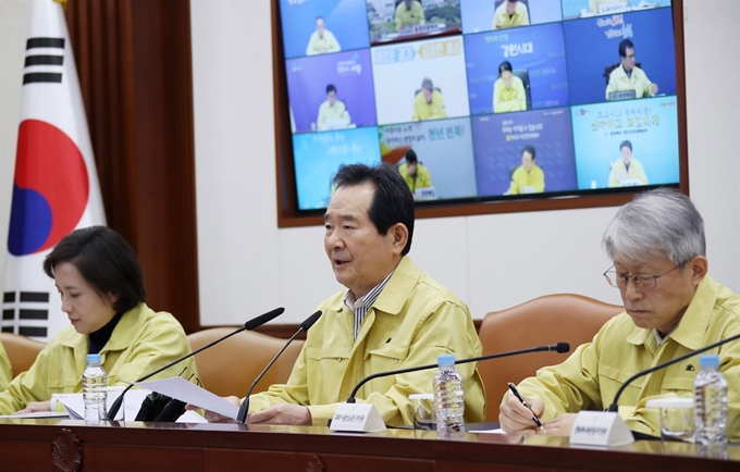 정세균 국무총리가 15일 정부서울청사에서 열린 신종 코로나바이러스 감염증(코로나19) 대응 중앙재난안전대책본부 회의를 주재하며 발언하고 있다. 연합뉴스