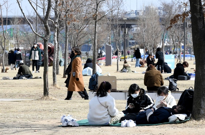 [저작권 한국일보] 15일 여의도 한강시민공원 찾은 시민들이 휴일을 즐기고 있다. 왕태석 선임기자