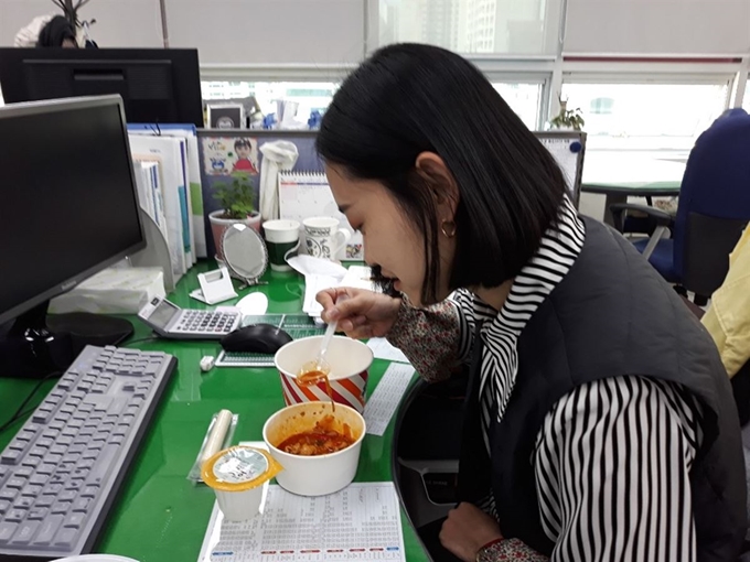 한 대구시교육청 직원이 16일 구내식당에서 조리한 간편급식을 사무실 개인 책상에 앉아 점심으로 먹고 있다. 대구시교육청 제공