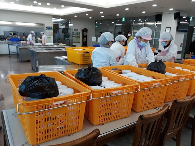 대구시교육청 구내식당 조리원들이 간편급식 시범운영 차원에서 조리한 덮밥과 주스 등을 바구니에 담고 있다. 대구시교육청 제공