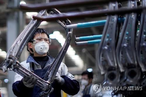 중국 상하이의 한 자동차 공장 생산라인. 상하이=로이터 연합뉴스