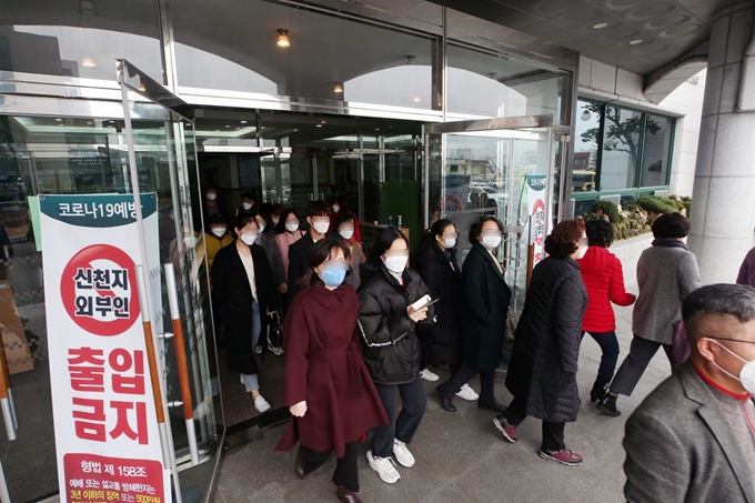 지난 1일 오전 광주 남구의 한 교회에서 예배를 마친 신도들이 예배당을 나서고 있다. 광주=연합뉴스