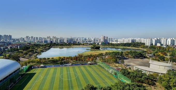 조선시대 정조가 수원화성을 축조하면서 함께 조성한 만석거와 축만제가 60여년 만에 이름을 되찾는다. 현재의 만석거 전경 모습. 수원시 제공