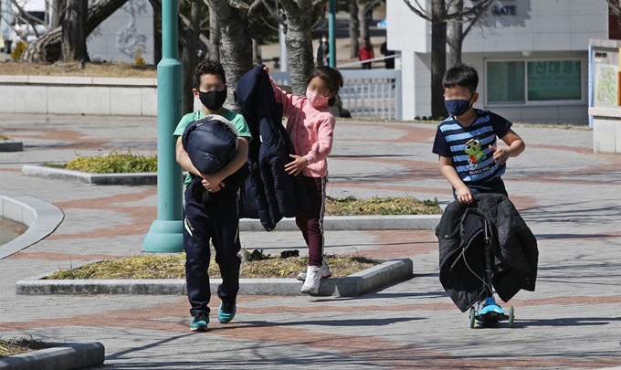 포근한 봄 날씨를 보인 16일 오후 울산시 남구 울산대공원 동문 앞에서 외투를 벗고 반팔 차림을 한 아이들이 공원을 거닐고 있다. 뉴스1