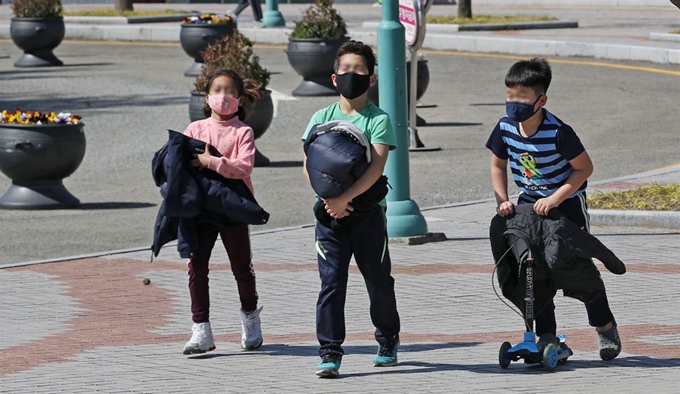 포근한 봄 날씨를 보인 16일 오후 울산시 남구 울산대공원 동문 앞에서 외투를 벗고 반팔 차림을 한 아이들이 공원을 거닐고 있다. 뉴스1