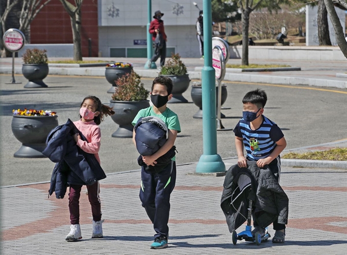 포근한 봄 날씨를 보인 16일 오후 울산시 남구 울산대공원 동문 앞에서 외투를 벗고 반팔 차림을 한 아이들이 공원을 거닐고 있다. 뉴스1