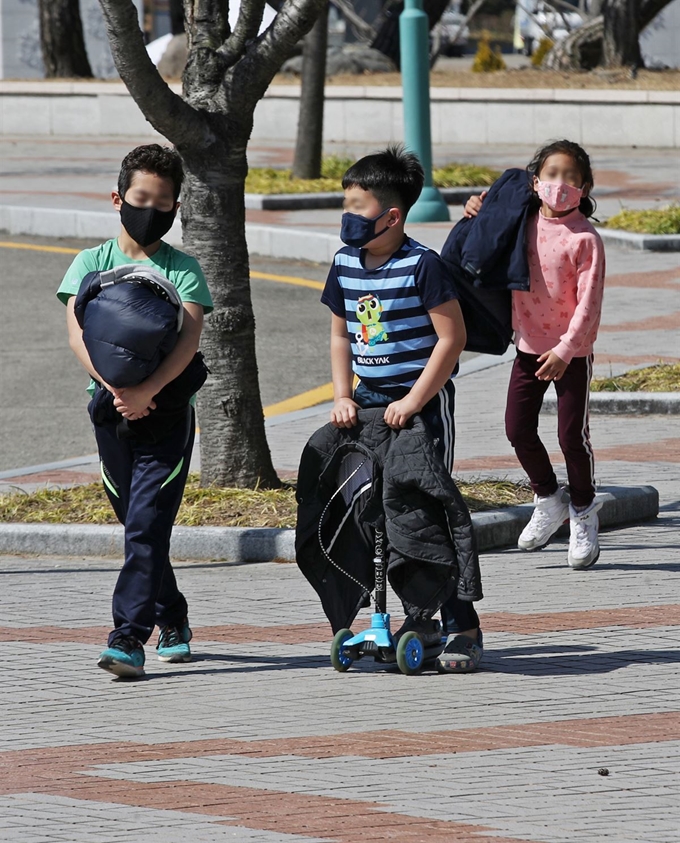 포근한 봄 날씨를 보인 16일 오후 울산시 남구 울산대공원 동문 앞에서 외투를 벗고 반팔 차림을 한 아이들이 공원을 거닐고 있다. 뉴스1