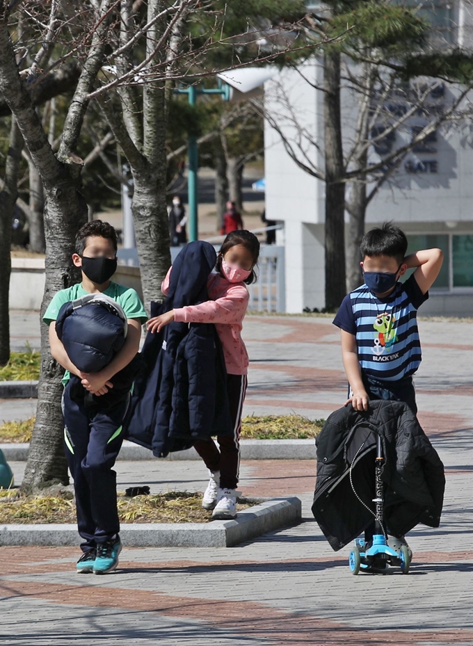 포근한 봄 날씨를 보인 16일 오후 울산시 남구 울산대공원 동문 앞에서 외투를 벗고 반팔 차림을 한 아이들이 공원을 거닐고 있다. 뉴스1