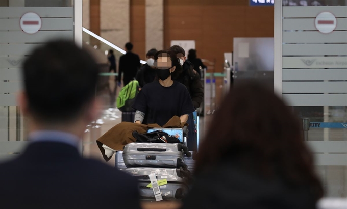 프랑스·독일·스페인·영국·네덜란드 유럽 5개국에서 출발해 국내로 들어오는 여행자에 대한 특별입국절차가 시행된 15일 영종도 인천국제공항 2터미널에서 런던발 항공기 승객들이 입국장을 나서고 있다. 연합뉴스