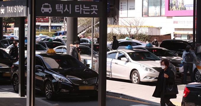 16일 부산시 동구 초량동 부산역 택시 승강장에 택시가 승객들 태우기 위해 대기하고 있다. 부산시는 이달 15~31일까지 마스크 미착용 승객에 한 택시 승차거부를 한시적으로 허용한다고 밝혔다. 뉴스1