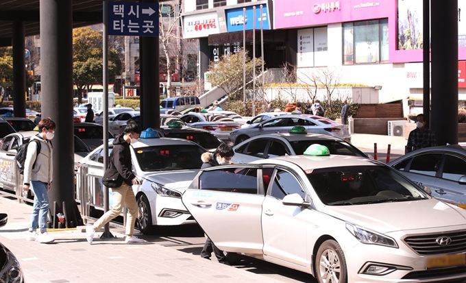 16일 부산시 동구 초량동 부산역 택시 승강장에 택시가 승객들 태우기 위해 대기하고 있다. 부산시는 이달 15~31일까지 마스크 미착용 승객에 한 택시 승차거부를 한시적으로 허용한다고 밝혔다. 뉴스1