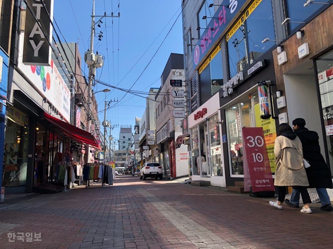 [저작권 한국일보]지난 13일 코로나19로 경북 구미시 원평동 구미역 일대는 상가가 밀집해 있어 젊은이들이 많이 찾는 시내가 오가는 사람이 없어 썰렁한 모습이다. 추종호 기자