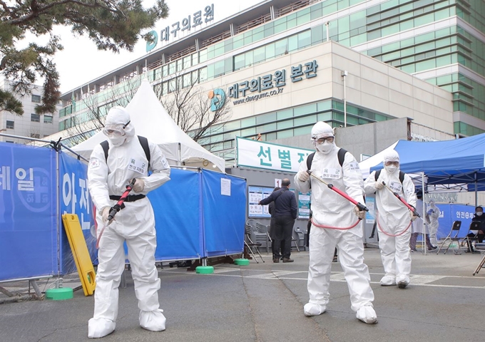 육군 2작전사령부 장병들이 대구의료원 일대에서 신종 코로나바이러스 감염증(코로나19) 확산 방지를 위한 방역·소독 작전을 하고 있다. 연합뉴스