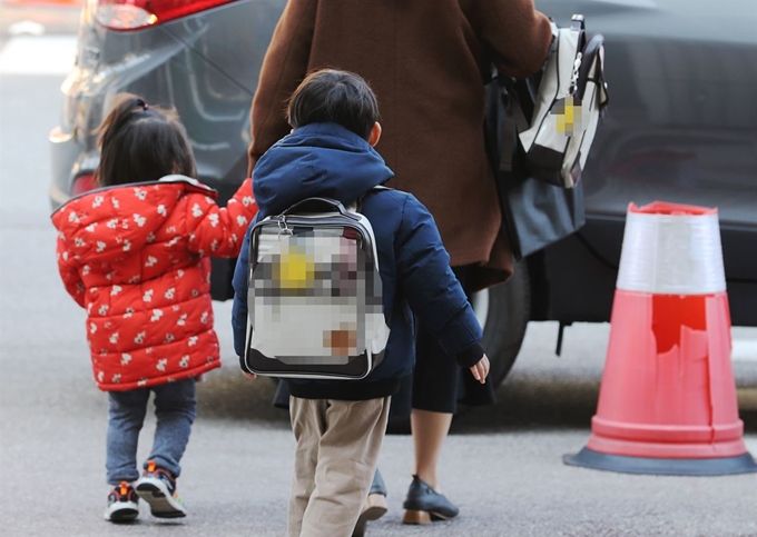 지난 5일 오후 세종시의 한 어린이집에서 긴급보육을 마친 어린이들이 부모를 따라 귀가하고 있다. 세종=연합뉴스