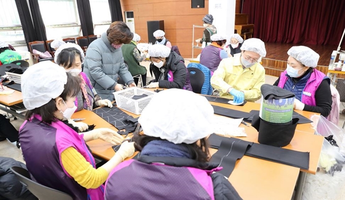 채현일 영등포구청장이 구민들과 함께 마스크를 제작하고 있다. 영등포구 제공