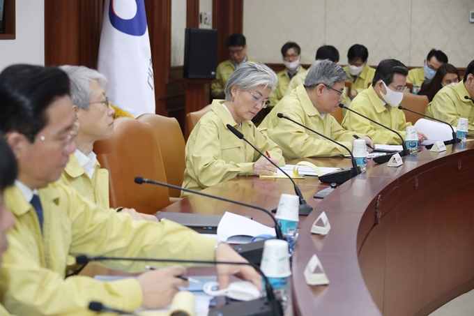 강경화 외교부 장관 등 장관들이 17일 오전 정부서울청사에서 정부세종청사와 영상으로 연결해 열린 신종 코로나바이러스 감염증(코로나19) 대응 중앙재난안전대책본부 회의에 참석해 정세균 국무총리의 발언을 듣고 있다. 연합뉴스