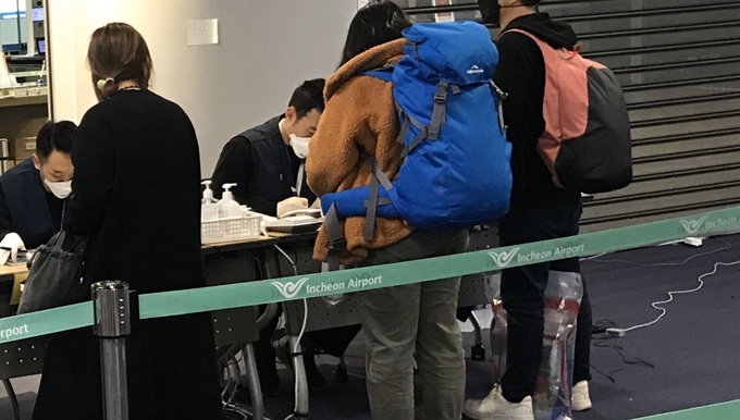 특별입국절차 대상국에서 온 입국자들이 강화된 검역 절차를 거치고 있다. 가나야마씨 트위터 캡처