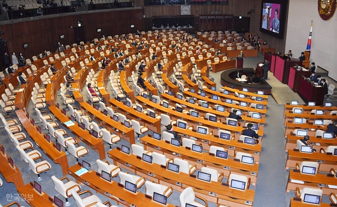 2일 국회 본회의장에서 열린 정치·외교·통일·안보 분야 대정부질문이 열리는 동안 상당수 의원석이 비어 있다. 오대근 기자