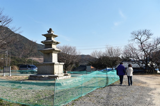 2기의 3층석탑이 남아 있는 단속사지는 현재 발굴 조사가 한창 진행 중이어서 주변이 다소 어지럽다.