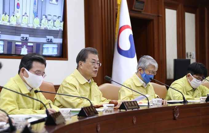 문재인 대통령이 17일 정부서울청사에서 열린 국무회의에서 발언하고 있다. 연합뉴스