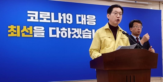 김경수 경남도지사가 8일 경남도청 프레스센터에서 기자회견을 열고 신종 코로나바이러스 감염증(코로나19)으로 위기에 빠진 경제상황을 극복하기 위해 전 국민에게 1인당 재난기본소득 100만원을 지급할 것을 정부와 국회에 건의하고 있다. 창원=연합뉴스