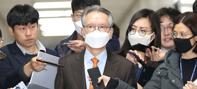 김형오 미래통합당 공천관리위원장이 11일 오후 국회에서 열린 공천관리위원회에 참석하며 기자들의 질문을 받고 있다. 연합뉴스