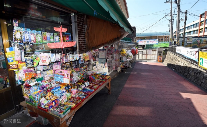 16일 오전 서울 용산구 삼광초등학교 인근 문구점 앞. 평소 같으면 아이들이 오고 가야 할 공간이지만 코로나19 확산으로 개학이 미뤄지면서 한산한 모습을 보이고 있다. 배우한 기자