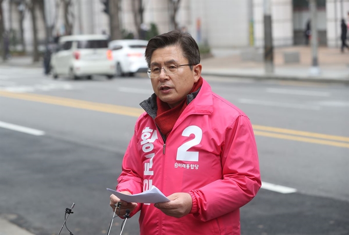 황교안 미래통합당 대표가 17일 종로구 주한중국문화원 앞 거리에서 광화문광장 관련 공약을 발표하고 있다. 연합뉴스