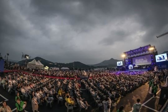 2018년 제천국제음악영화제 개막식의 모습. 제천음악영화제는 충북 제천 청풍호반을 중심으로 여름 휴가철에 열려 휴가객들의 사랑을 받아왔다. 제공