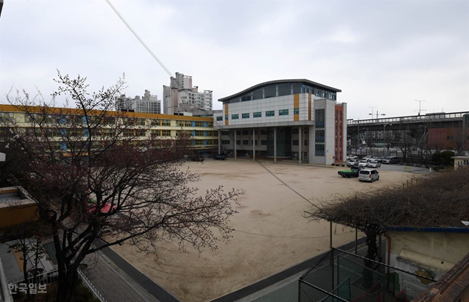 17일 교육부가 코로나19 확산 방지를 위해 전국학교 개학을 2주 더 미뤄 오는 4월 6일로 연기했다. 이날 시내의 한 초등학교 운동장이 텅 비어 있다. 서재훈 기자