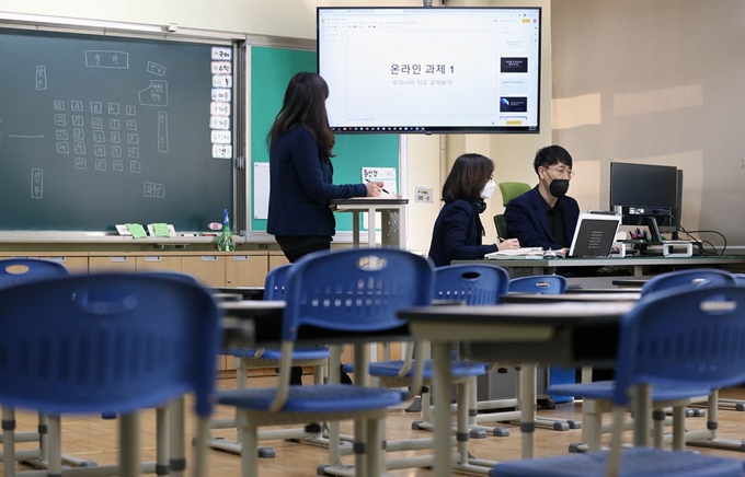 17일 대구시 달서구 대구교대 부설 초등학교에서 교사들이 늦춰진 개학에 맞춰 학생들에게 전달할 온라인과제물을 제작하고 있다. 대구=연합뉴스