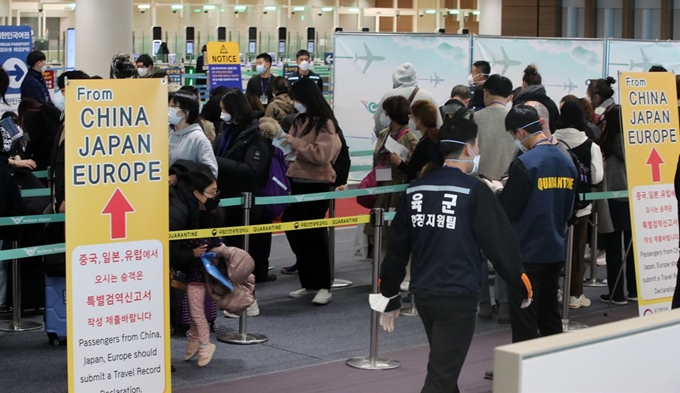 정부가 특별입국절차 대상국을 유럽 전역으로 확대한 지난 16일 인천국제공항 제2터미널에 프랑스 파리에서 출발한 여객기 승객들이 검역절차를 밟고 있다. 서재훈 기자