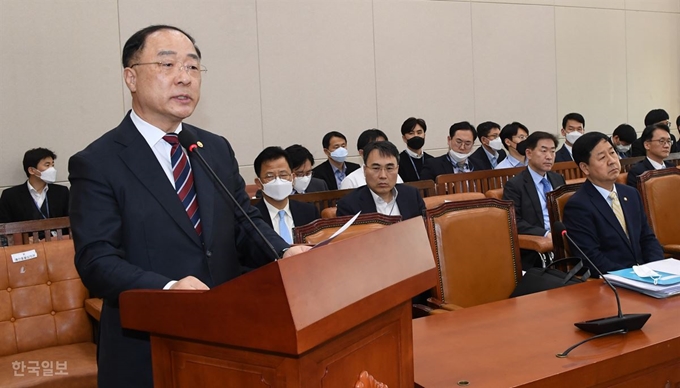 [저작권 한국일보] 홍남기 경제부총리 겸 기획재정부장관이 17일 국회에서 열린 기재위에서 정부측 추경안에 대한 발언하고 있다. 오대근 기자