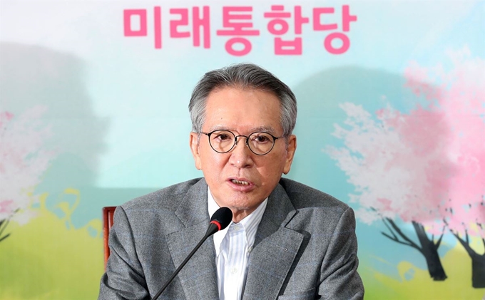 김형오 전 미래통합당 공천관리위원장이 지난 13일 국회 기자간담회에서 발언하고 있다. 연합뉴스