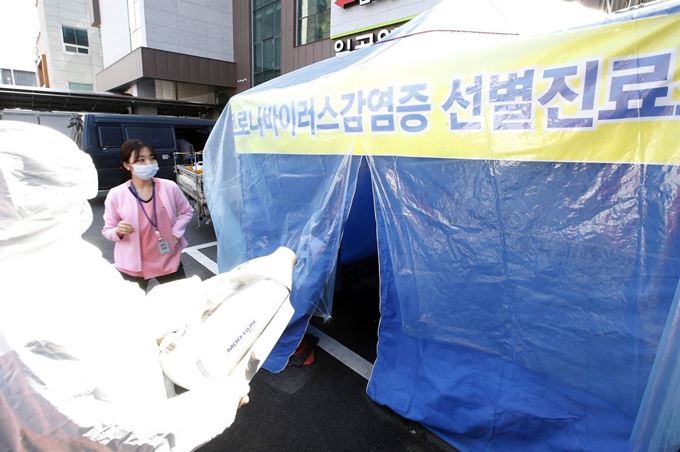 17일 오후 광주 북구 일곡병원 선별진료소에서 북구보건소 방역팀 직원들이 코로나19 확산 방지를 위해 긴급 방역을 하고 있다. 광주 북구 제공