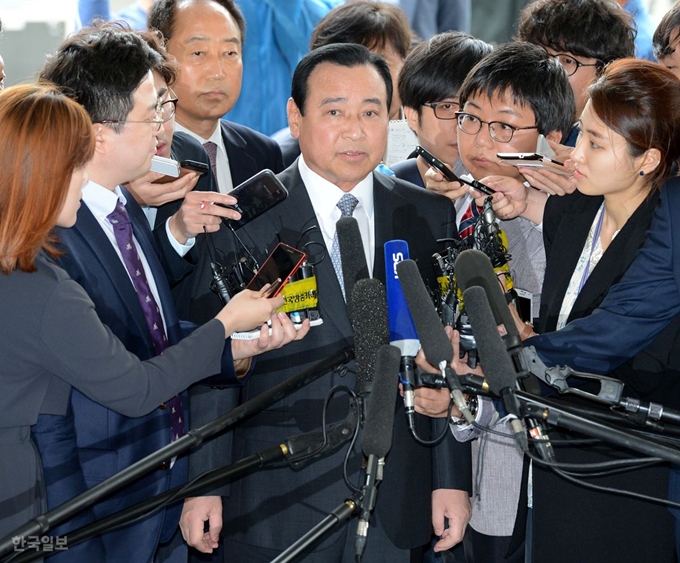 이완구 전 국무총리가 2018년 성완종 리스트 의혹으로 서울 서초동 서울고검에 출두하며 취재진 질문을 받고 있다. 한국일보 자료사진