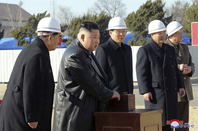 북한 당국이 18일 제공한 사진 속에 김정은 북한 국무위원장이 17일 평양 종합병원 착공식에 참석해 발파 단추를 누르고 있다. 김정은 위원장은 "평양 종합병원 건설은 지난해 말 열린 노동당 전원 회의에서 결정된 사안"이라고 밝히면서 "다른 건설사업보다 우선 추진해 당 창건 75주년 기념일까지 공사를 끝낼 것"을 지시했다. 뉴시스