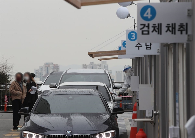 대구시 남구 영남대학교병원 '드라이브 스루' 선별진료소에 차량이 줄지어 있다. 연합뉴스