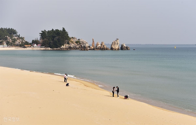 삼척 쏠비치와 추암 촛대바위 사이의 증산해변. 한국일보 자료사진