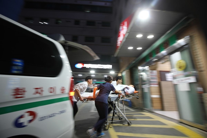 경기지역의 한 종합병원 응급실로 응급환자가 이송되고 있다. 한국일보 자료사진