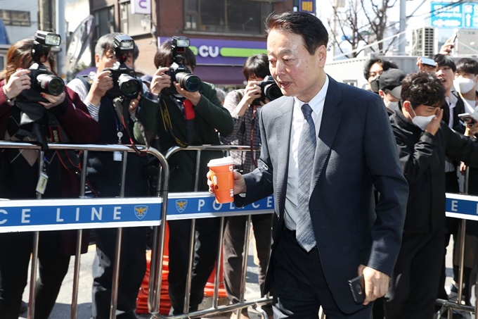 한선교 미래한국당 대표가 18일 오후 서울 영등포구 미래한국당 당사에서 열린 최고위원회의에 참석하고 있다.미래한국당 지도부는 이날 최고위에서 미래통합당과 마찰을 빚고 있는 비례대표 공천 결과를 놓고 공천안 조정과 관련한 논의를 진행 할 것으로 알려졌다. 뉴스1