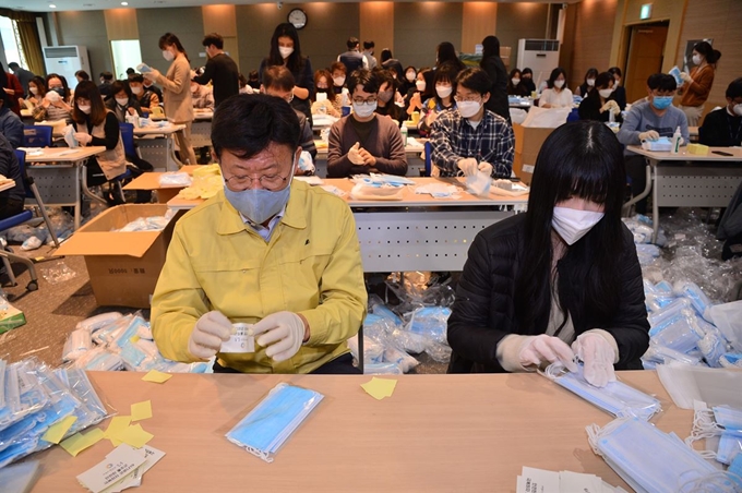 [PYH2020031719560005700] <YONHAP PHOTO-6421> 울주군, 저소득층·어르신·임산부 마스크 배부 (서울=연합뉴스)