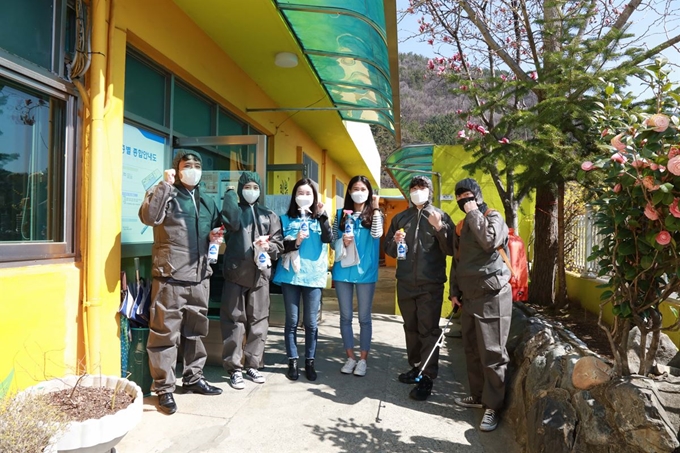 경남의 향토기업 무학은 지난 9일 소주 원료로 만든 살균소독제 지원에 이어 18일 추가 지원에 나섰다. 이번에는 대학생자원봉사단이 해당 자치단체 관계자와 함께 시설단체 등에 소독제를 직접 전달하고 방역활동도 벌이고 있다. 무학 제공