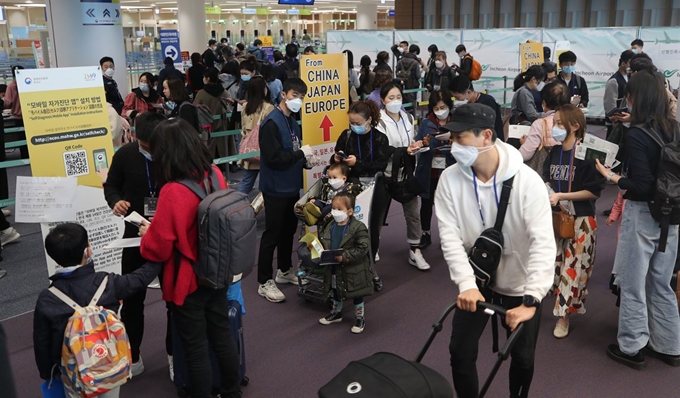 프랑스 파리에서 출발한 여객기 승객들이 인천국제공항 제2터미널로 입국해 특별검역절차를 밟고 있다. 한국일보 자료사진